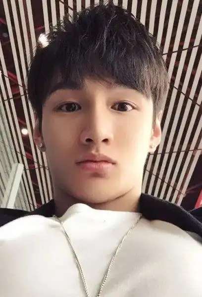 两边推光中间毛寸图片 剪出个性的男生短发