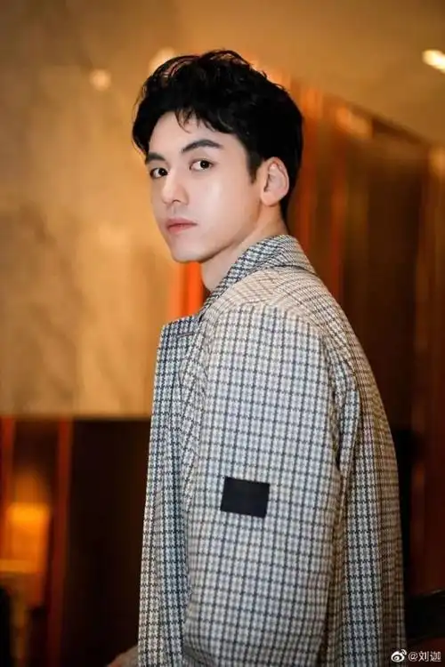 这个"军艺校草"火了!八块腹肌低音炮,又仙又美,比小鲜肉强!_腾讯新闻