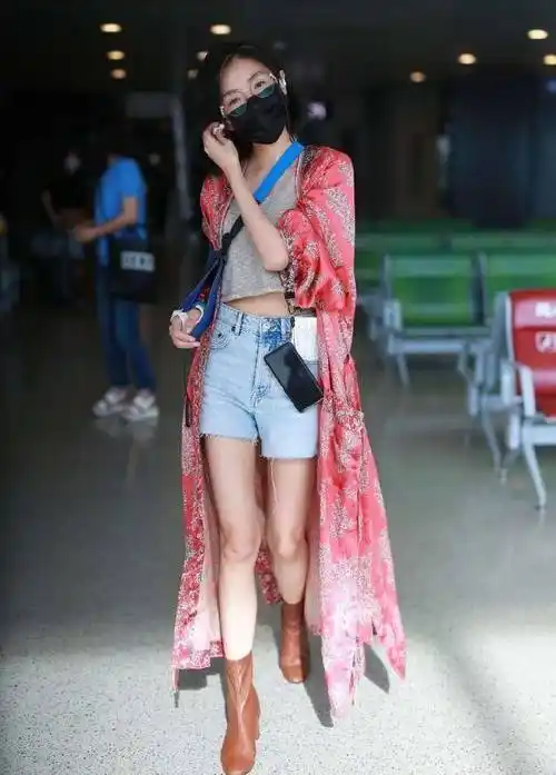 穿红色长衫搭小背心时髦显气场,手绑绷带还要凹造型_时尚_风格_身材