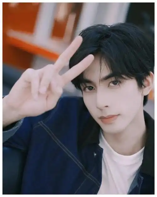 宋威龙的颜值究竟有多高穿上什么都好看