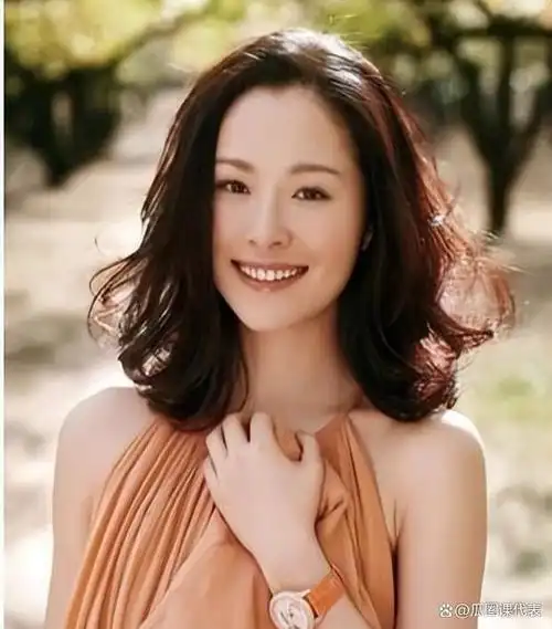 江一燕在荧幕之外展现出了温柔可人的"文艺女神"形象.