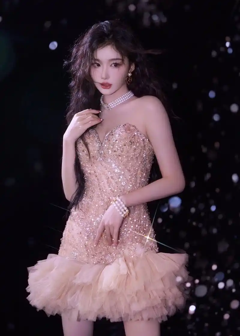 孔雪儿的一组美照曝光,她身穿香槟色抹胸亮片裙吸睛力满分,卷发 - 抖