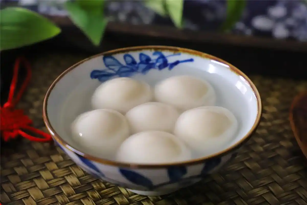 煮汤圆时,开水下锅就大错特错了,教你正确方法,不粘锅不破皮