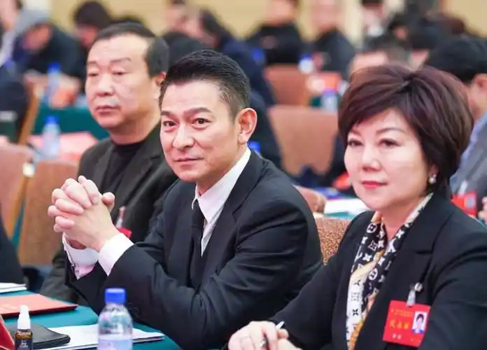 真生图来了众星出席影协代表大会周冬雨易烊千玺周迅状态曝光