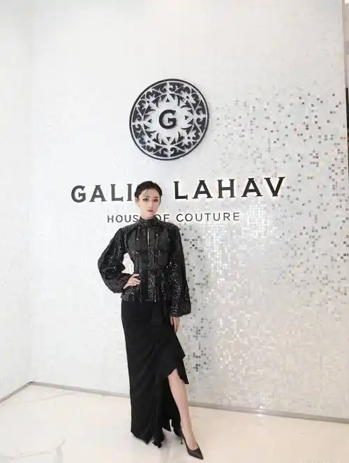 原创张馨予的穿搭又火了一半衬衫一半西装堪称霸道女总裁