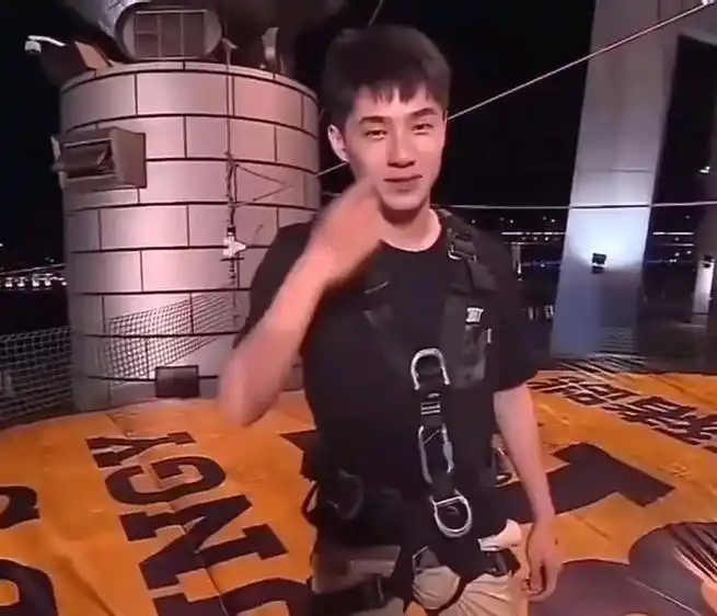 刘昊然穿黄裤子吊威亚,强大实力藏不住了!