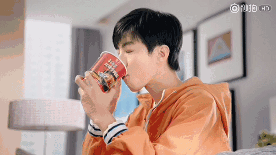 源哥爱吃甜食,它仍是专宠点心,工作间隙,随时来一杯垫饥;千玺爱学习