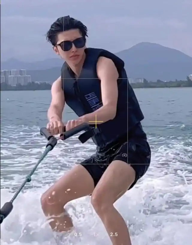 而蔡徐坤在当天晚上不仅被曝光了在泳池旁边的照片,还被曝光了一组在