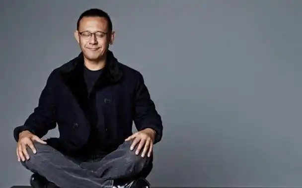 姜文一家四口罕同框!46岁周韵断崖衰老认不出,俩儿子颜值像姜文