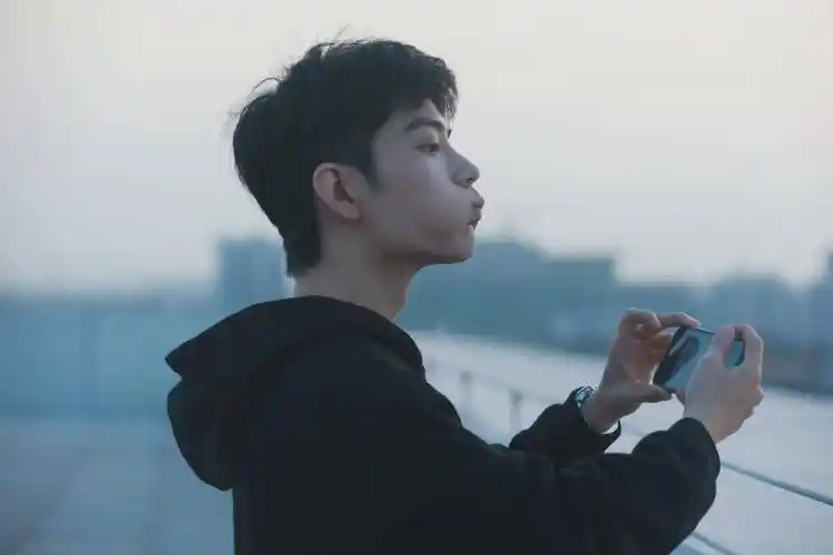 原创工作室晒肖战天台照年过三十嘟嘴卖萌惹争议