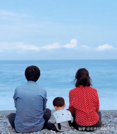 然而就是下面这张金鱼酱放在微博里的一家三口背影的照片,直接破防,哭