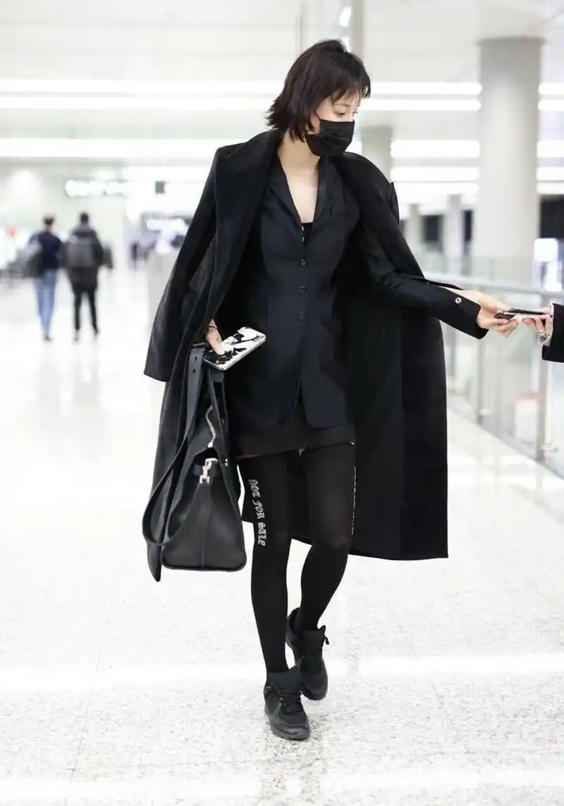 张蓝心机场街拍 黑色西服裙配 黑丝大长腿绝了,肩披黑色大衣,霸气女