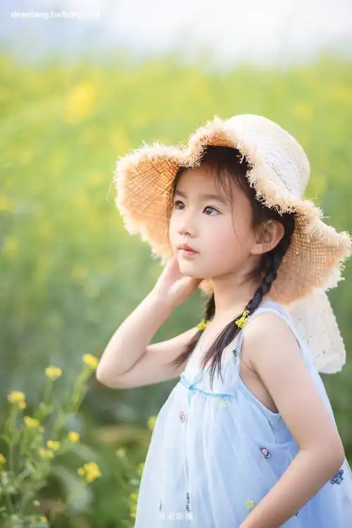 在小女孩自家的菜地给她拍一组照片.我的人像摄影班开