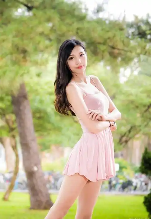 高挑的长腿美女穿上不同风格的连衣短裙,甜美和时尚都可以驾驭_身材