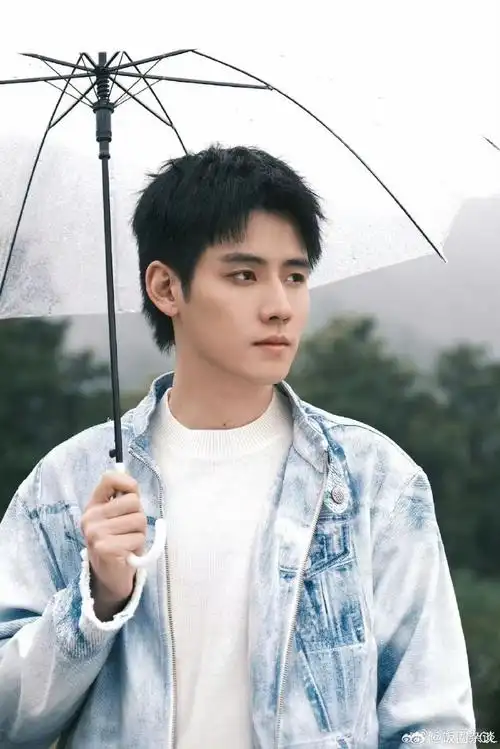 任豪掌控轻喜剧少爷角色的神#从头到脚都流露着一种满满的"叛逆感" !