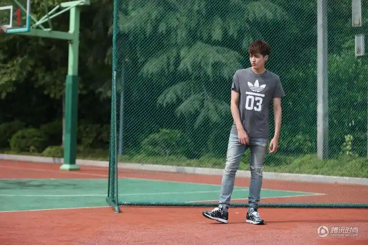 吴亦凡化身运动少年 漫步操场卖萌耍帅十足养眼