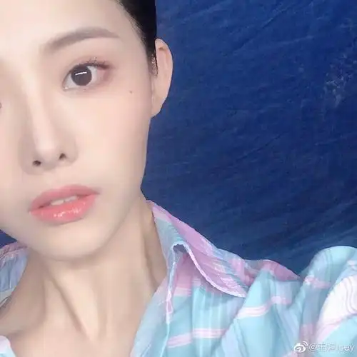 创造101美女选手王婷迷人写真美照欣赏