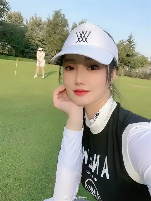 石洋子在离婚后获得众多财产过着惬意的生活.