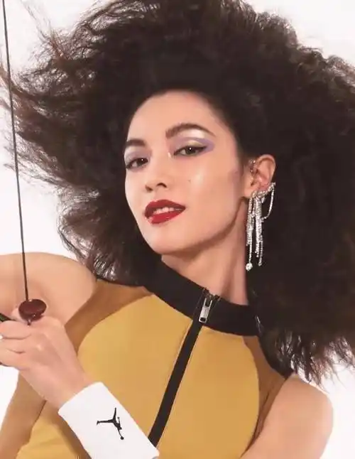 原创钟楚曦高级感五官火了当她换上爆炸头才知李现当时为何喜欢她