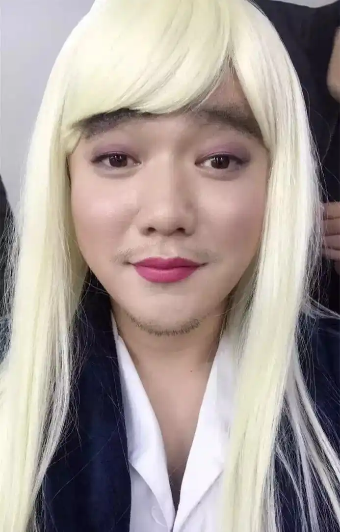 刘昊然护士服,黄子韬黄桃桃,最新最热版男扮女装你服谁?