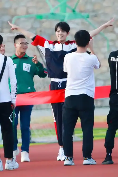 肖战拍摄校园风mv,看到他跑步冲到终点后的动作,你可是个明星!