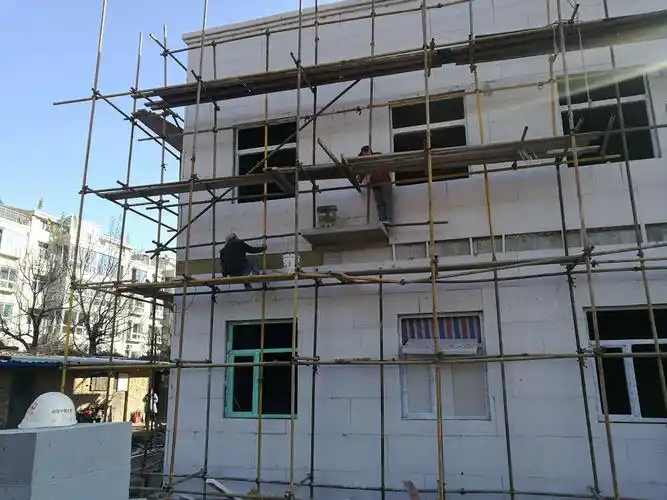 三给站信号综合楼外墙防火隔离带施工