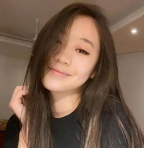 17岁jetta长发素颜出镜,小蛮腰吸晴,遗传利智容颜太美!