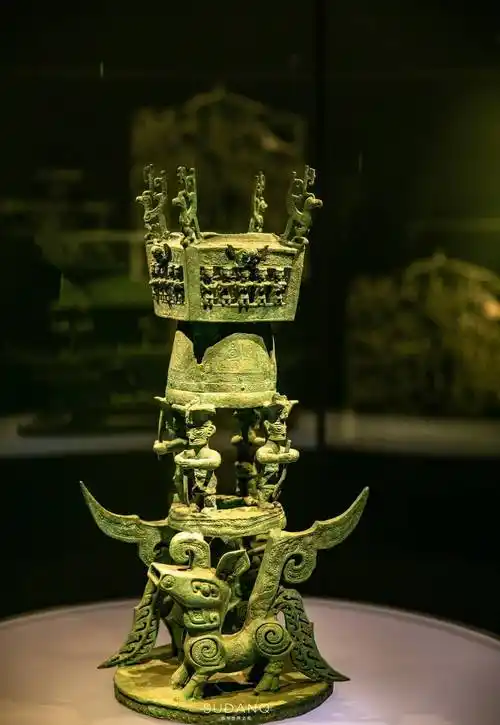 当我们看到三星堆博物馆内的铜像,金面具,权杖,神树,青铜眼罩等文物时