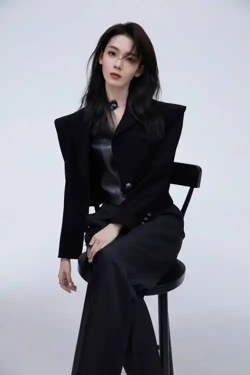 28岁陈瑶真会穿,西服套装秀出"蚂蚁腰",不愧是御姐身材萝莉脸_剪裁