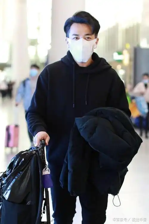 刘恺威梳侧分头发际线瞩目 全黑look低调帅气获迷妹送饮料