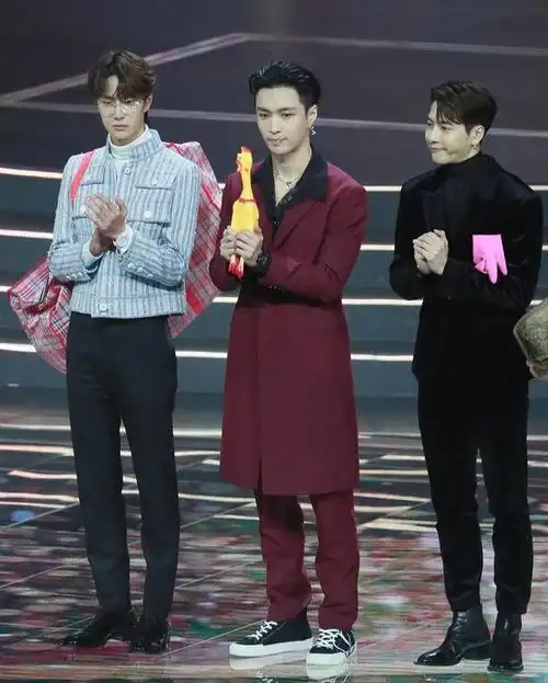 王一博和王嘉尔建立了友谊的小船,网友:奇妙的朋友