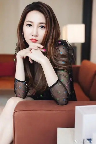 组图:弦子黑色薄纱裙秀长腿 妆容精致表情高冷撩人_高清图集_新浪网