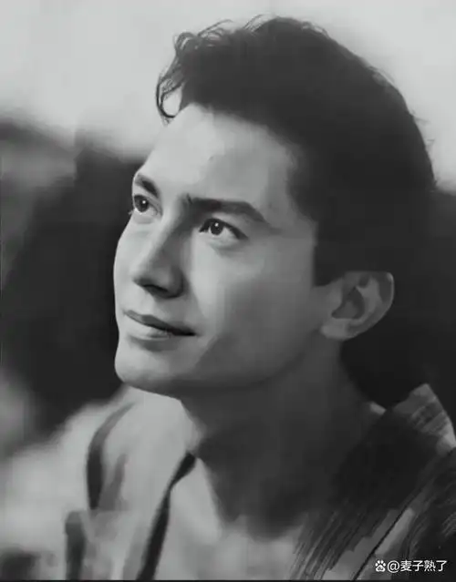 和费翔一样,尊龙也是当之无愧的浓颜系天花板,有「亚洲第一美男」之称