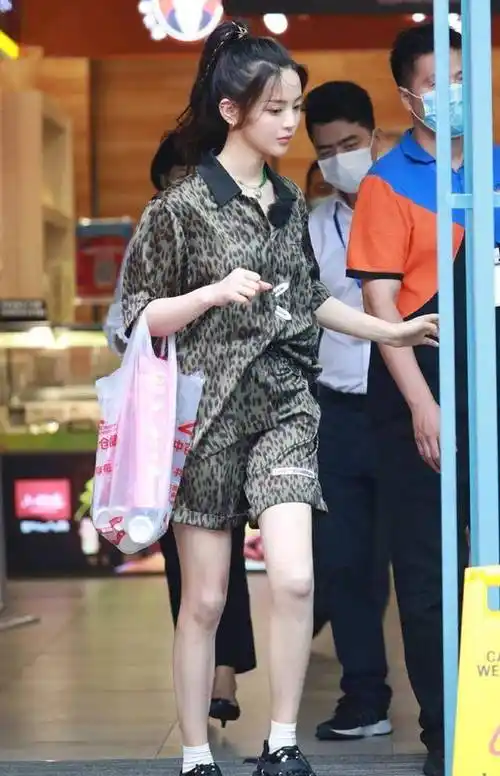 杨超越下车照被疯传她伸直腿的那一瞬间让人不再相信眼睛