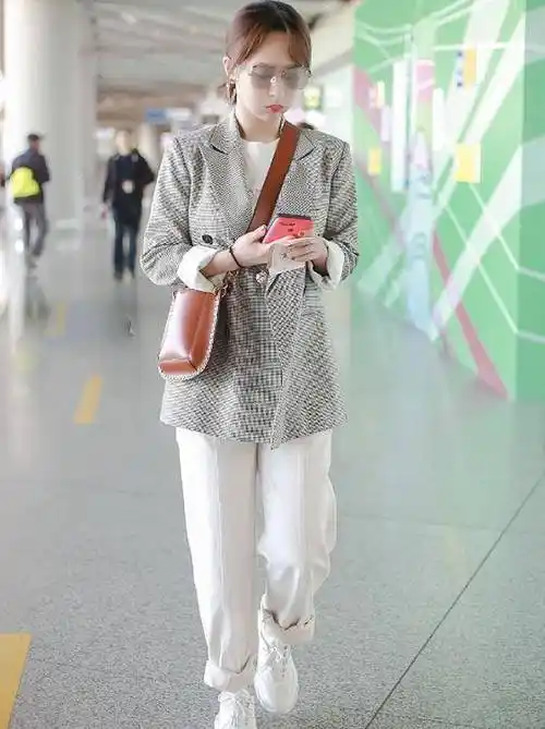 杨紫低调现身机场,连体裤造型清新利落,变身可爱的"超级玛丽"_白色