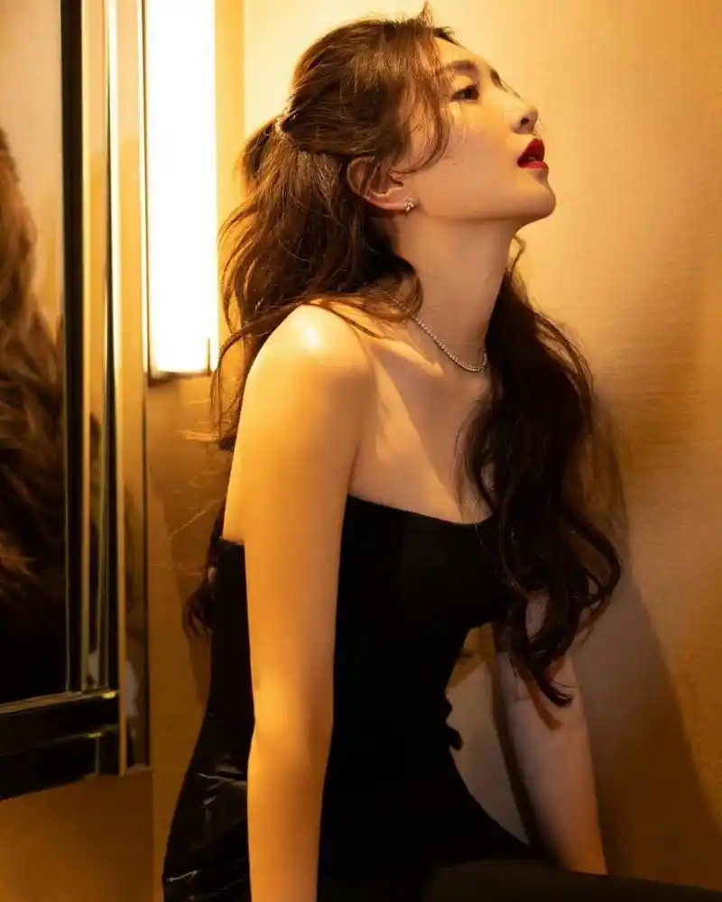 江疏影# 身穿黑色抹胸礼裙,丰满傲人的事业线,前凸后翘,玲珑有致