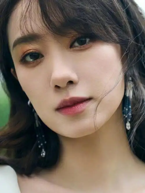 张小斐身穿白色长裙,大耳环,红唇配长发格外优雅动人,气质十足.