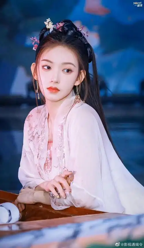 程潇的古风写真,把刘海撩上去也很好看哎__财经头条