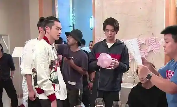 吴希泽送气球被梁靖康直接拒绝,王鹤棣超级喜欢?官鸿直接无视!