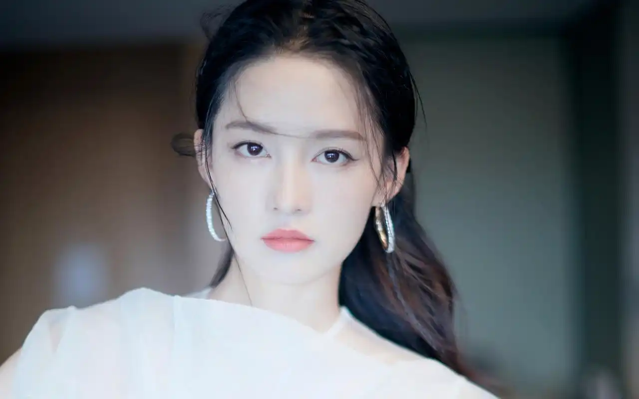 李沁白裙仙气高清桌面壁纸