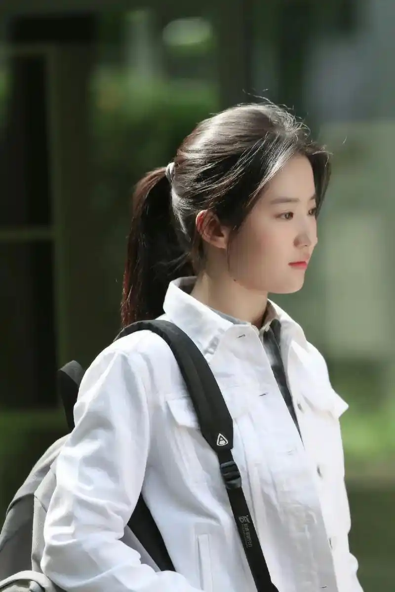 苏韵锦跟我去北京 #刘亦菲可塑性 校园时期的自尊倔强,走入社会后的