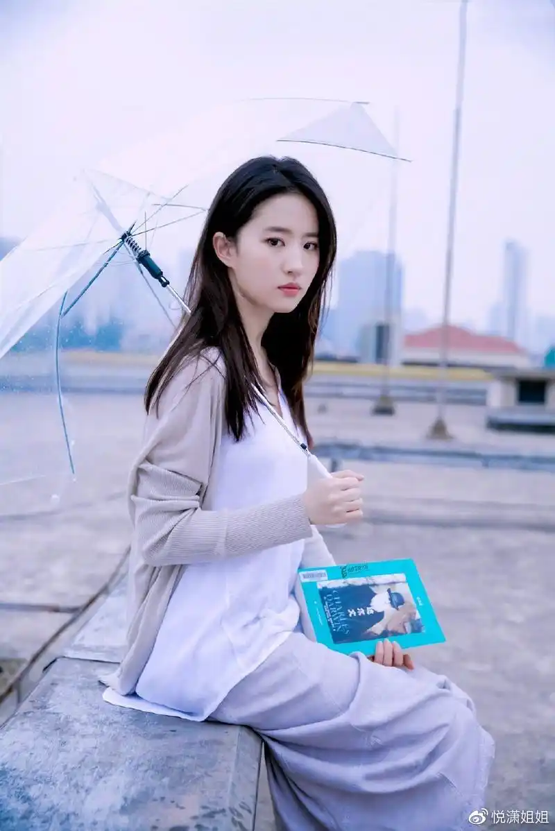 其实,大家可能都知道,刘亦菲现在已经是31岁了,但是文艺系小清新的她