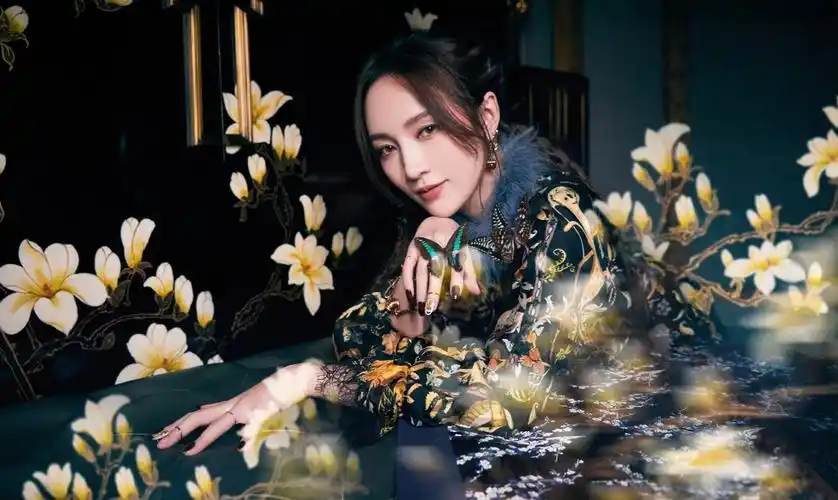 分享一组孟佳图片给大家,图中的明星图片壁纸会点缀你的电脑桌面,美化