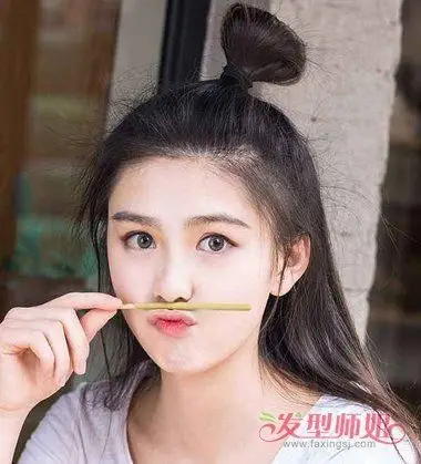 女生长发扎半丸子头发型