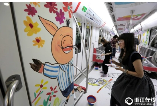 杭州插画师手绘地铁车厢