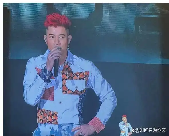 方媛全家助阵郭富城演唱会,2女儿俏皮可爱,持续向爸爸挥手