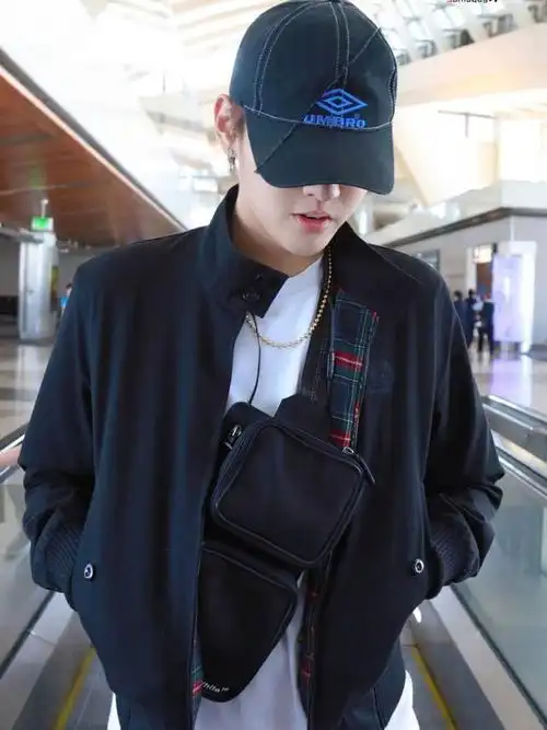 "潮流合伙人"吴亦凡为什么这么热衷于腰包的穿搭?