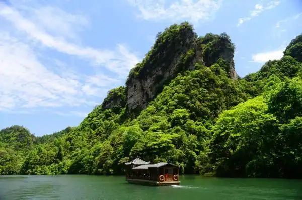 5月2日,世界自然遗产张家界宝峰湖景区,天晴气朗,绿水青山风光如画