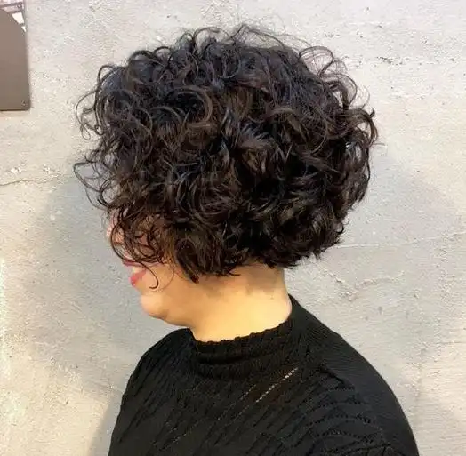 60岁女人烫什么发型好看?这几款时髦洋气卷发,端庄大气又减龄