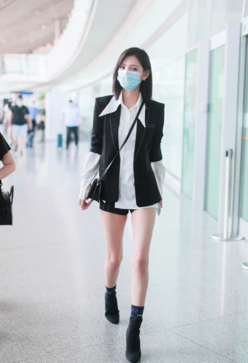 张予曦真洋气白衬衫配黑西装干练利落秀出漫画腿真让人酸